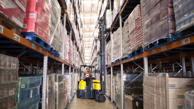 Empilhadeira Articulada Combilift - Aisle Master